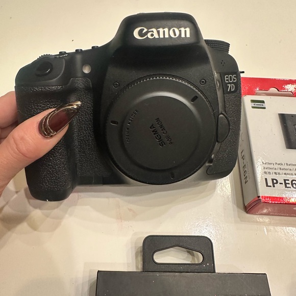 Canon EOS 7D Camera DSLR (DS126251) Sigma 18-135mm Lens filter battery and more - Picture 7 of 11